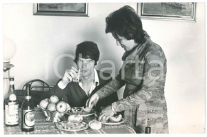 Fotografia d epoca originale 1970 ca CALCIO BOLOGNA Francesco LIGUORI a tavola con la moglie Foto 1 1